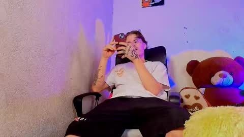 kevinperlas_ online show from February 21, 7:26 pm