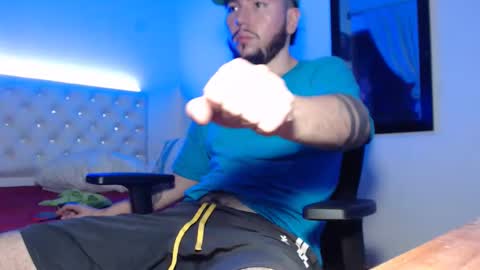 kevinsantiag0 online show from December 1, 1:43 am