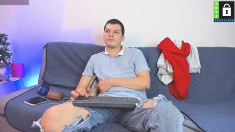 Snapshot of kevinxlvx chatting on December 15, 11:42 pm kevin and ottis online show from December 15, 11:42 pm