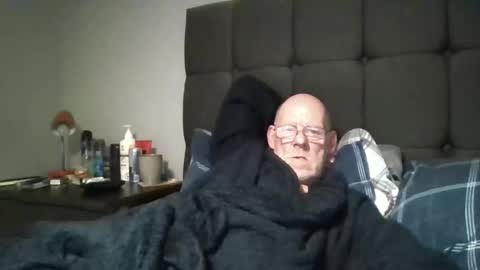 kevlooking4sez online show from February 7, 11:30 pm