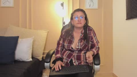 Snapshot of khloe_sp_ chatting on June 9, 2:45 am khloe_sp_ online show from June 9, 2:45 am