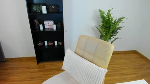 Snapshot of khloe_star chatting on June 1, 2:52 pm Khloe online show from June 1, 2:52 pm