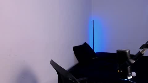 khozler_ online show from December 19, 1:39 am