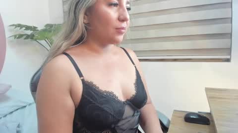 Snapshot of kiara_mirren chatting on September 26, 3:32 am K I A R A  online show from September 26, 3:32 am
