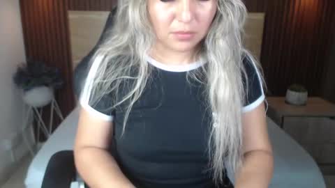 Snapshot of kiara_mirren chatting on October 4, 7:56 pm K I A R A  online show from October 4, 7:56 pm