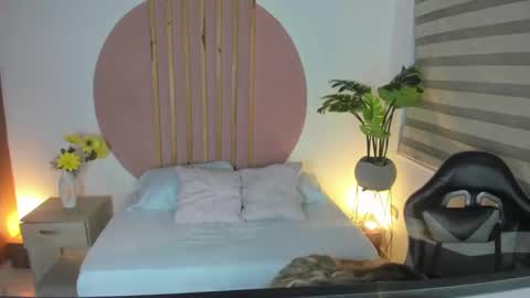 Snapshot of kiara_mirren chatting on October 10, 2:32 am K I A R A  online show from October 10, 2:32 am