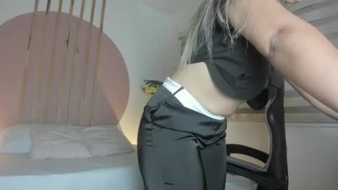 Snapshot of kiara_mirren chatting on October 24, 2:41 am K I A R A  online show from October 24, 2:41 am