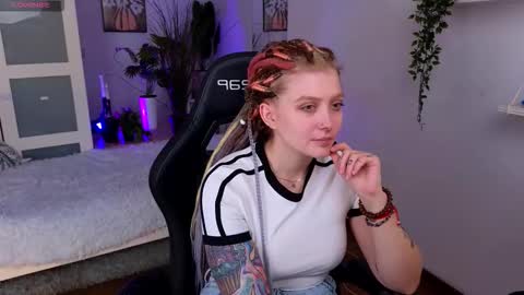 Snapshot of kiki_shay chatting on November 13, 2:16 pm Kiki online show from November 13, 2:16 pm