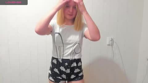 Snapshot of kikies_ chatting on February 14, 3:26 pm Mika and Miranda online show from February 14, 3:26 pm