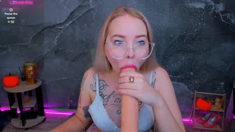 Snapshot of kim_girl_next_door chatting on December 6, 6:26 am KIM online show from December 6, 6:26 am