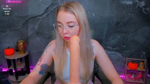 Snapshot of kim_girl_next_door chatting on December 13, 8:20 am KIM online show from December 13, 8:20 am