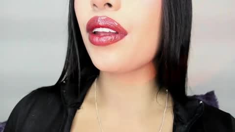 kim_mouth17 online show from April 23, 11:40 pm