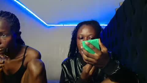 Snapshot of kimberly_chloe chatting on June 13, 7:12 pm Kimberly online show from June 13, 7:12 pm