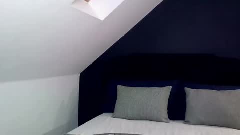     Help me reach 100 thumbs up  online show from September 11, 9:48 pm