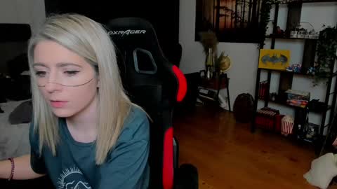 Wolfs Girl online show from February 28, 8:10 pm