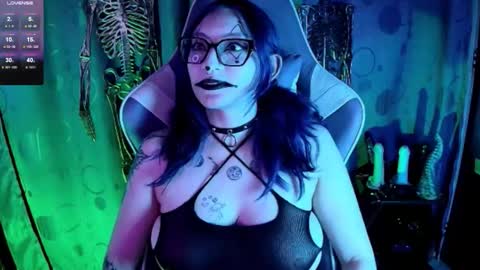   online show from November 4, 3:33 pm