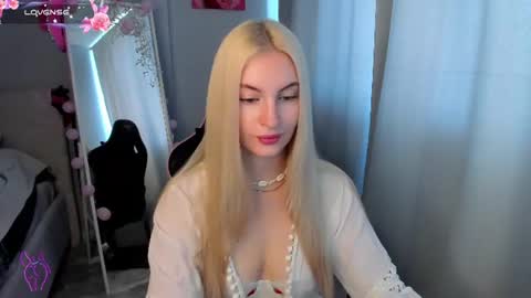 Snapshot of kimmy1_powell chatting on June 16, 3:42 am kimmy1_powell online show from June 16, 3:42 am