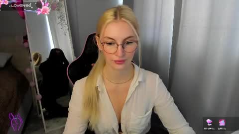 Snapshot of kimmy1_powell chatting on June 30, 4:02 am kimmy1_powell online show from June 30, 4:02 am