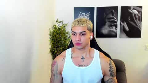 Snapshot of king_of_kings__ chatting on December 2, 1:47 am king_of_kings__ online show from December 2, 1:47 am