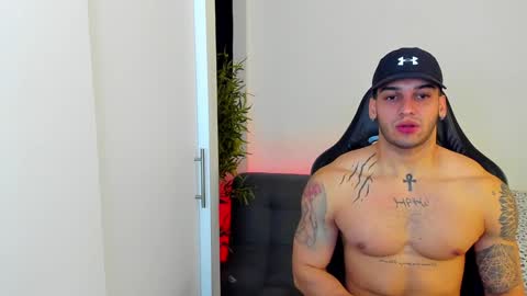 Snapshot of king_of_kings__ chatting on December 13, 4:11 am king_of_kings__ online show from December 13, 4:11 am