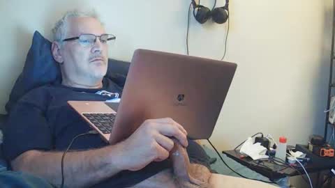 Snapshot of kingtongue10 chatting on October 21, 10:32 pm kingtongue10 online show from October 21, 10:32 pm