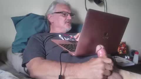 Snapshot of kingtongue10 chatting on April 24, 9:50 pm kingtongue10 online show from April 24, 9:50 pm