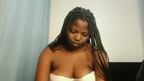 Lola online show from November 18, 1:15 pm