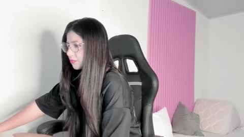 Snapshot of kinky_yeyns chatting on December 17, 1:11 am kinky yeyns online show from December 17, 1:11 am