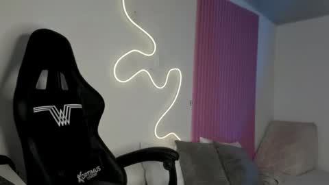 Snapshot of kinky_yeyns chatting on December 19, 12:17 am kinky yeyns online show from December 19, 12:17 am