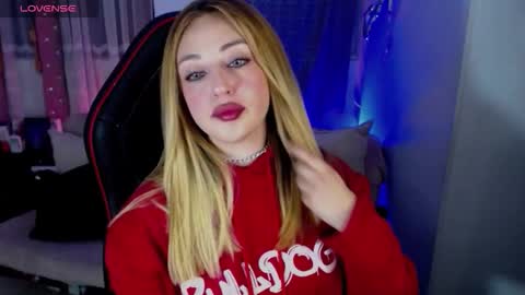 Snapshot of kinkydoll_ chatting on December 22, 11:02 pm Sara online show from December 22, 11:02 pm