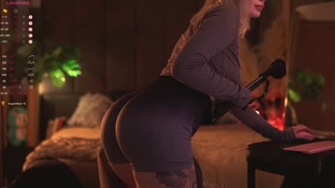 kinkylina_ online show from December 8, 8:41 am