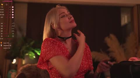 kinkylina_ online show from December 8, 2:52 pm