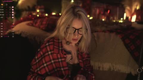 kinkylina_ online show from January 1, 2:20 pm