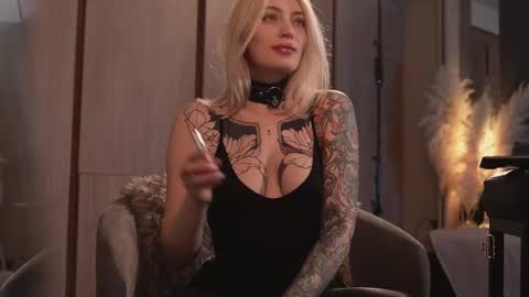 kinkylina_ online show from February 19, 2:23 pm