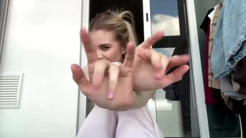 Snapshot of kirtova chatting on April 14, 9:04 am Kira online show from April 14, 9:04 am