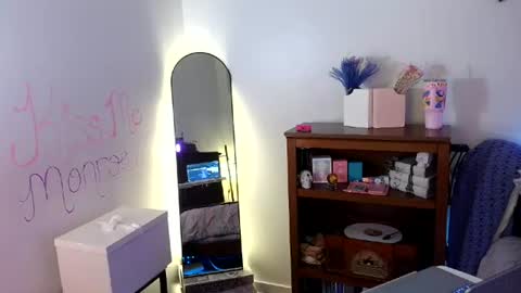 Snapshot of kiss_me_monroe chatting on July 2, 2:55 am Morgan Monroe online show from July 2, 2:55 am