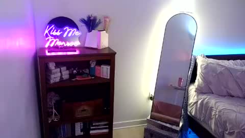 Snapshot of kiss_me_monroe chatting on July 14, 2:38 am Morgan Monroe online show from July 14, 2:38 am