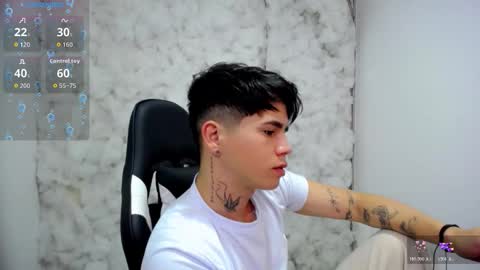 kiss_whitee online show from November 24, 2:11 am