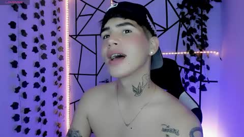 Snapshot of kiss_whitee chatting on May 23, 12:38 am kiss_whitee online show from May 23, 12:38 am