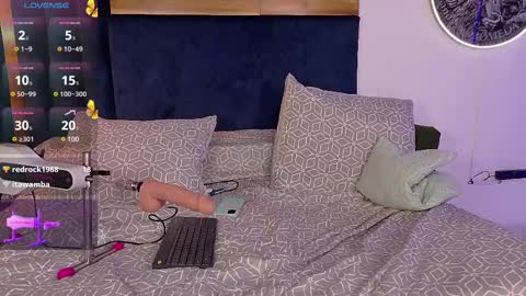 Kissing Company online show from February 25, 7:20 am