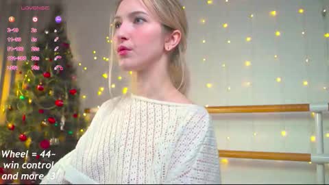 Snapshot of kisskiss_muah chatting on December 13, 7:53 pm Kate online show from December 13, 7:53 pm