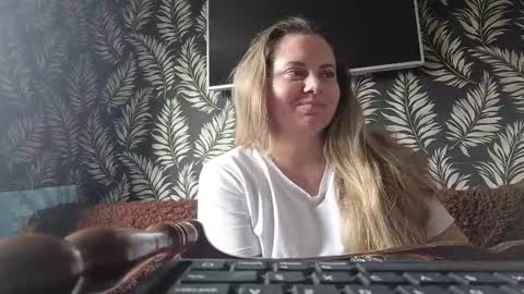 Snapshot of kissmelory chatting on November 10, 11:20 am kissmelory online show from November 10, 11:20 am