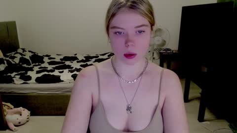 Snapshot of kitten_jenny01 chatting on December 6, 1:22 pm Jennyblonde and Emmabrunette online show from December 6, 1:22 pm