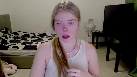 Snapshot of kitten_jenny01 chatting on December 8, 3:02 pm Jennyblonde and Emmabrunette online show from December 8, 3:02 pm