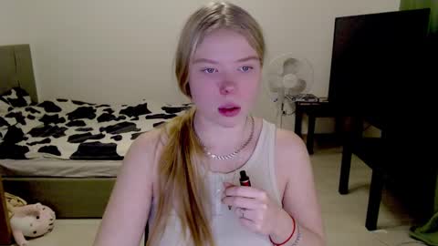 Snapshot of kitten_jenny01 chatting on December 8, 6:06 pm Jennyblonde and Emmabrunette online show from December 8, 6:06 pm