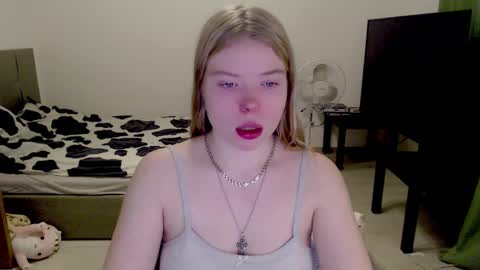 Snapshot of kitten_jenny01 chatting on December 9, 3:07 am Jennyblonde and Emmabrunette online show from December 9, 3:07 am