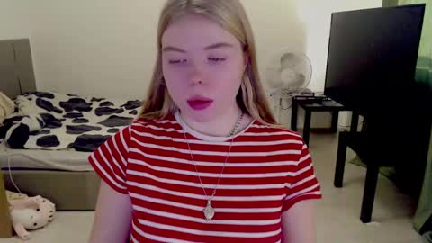 Snapshot of kitten_jenny01 chatting on December 11, 10:58 am Jennyblonde and Emmabrunette online show from December 11, 10:58 am
