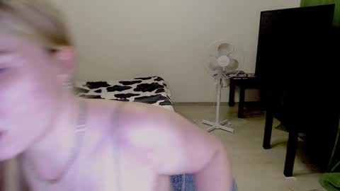 Snapshot of kitten_jenny01 chatting on December 12, 3:59 pm Jennyblonde and Emmabrunette online show from December 12, 3:59 pm