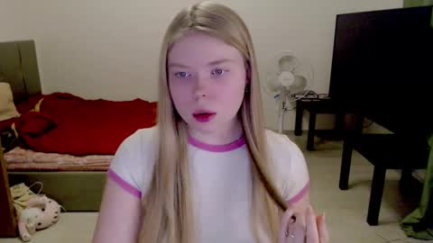 Snapshot of kitten_jenny01 chatting on February 5, 5:31 pm Jennyblonde and Emmabrunette online show from February 5, 5:31 pm