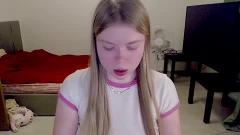 Snapshot of kitten_jenny01 chatting on February 6, 7:40 pm Jennyblonde and Emmabrunette online show from February 6, 7:40 pm